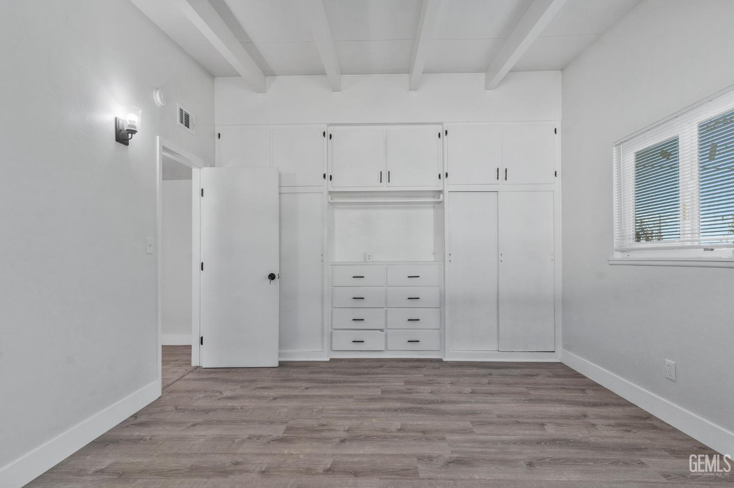 Undisclosed Address Bakersfield, CA 93305 - Photo 15 of 23 a view of room and window