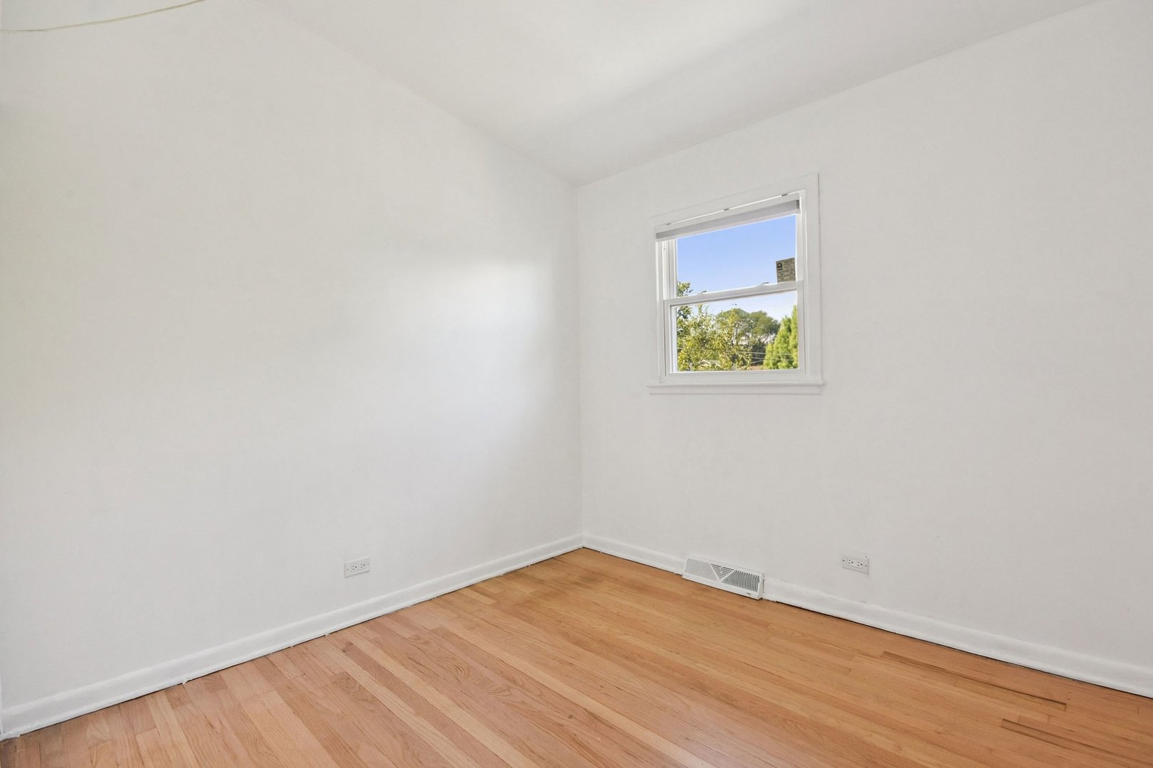 828 Lavergne Avenue Wilmette, IL 60091 - Photo 11 of 19 a view of empty room with wooden floor