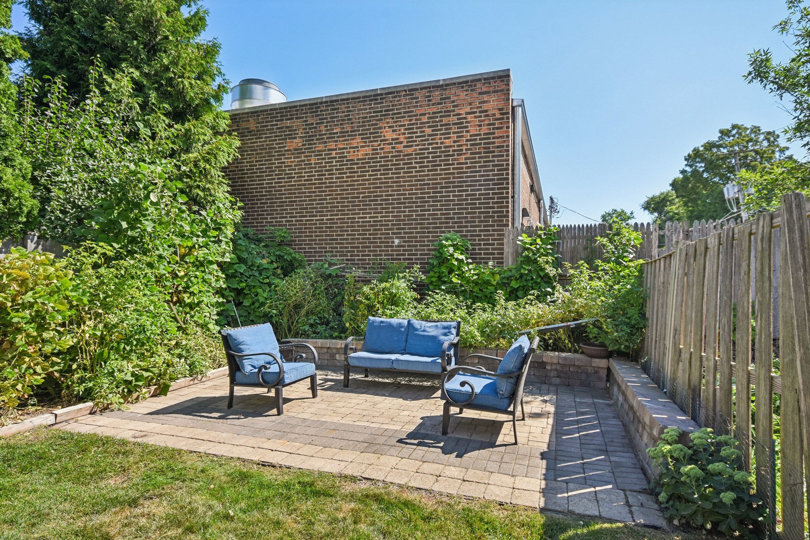828 Lavergne Avenue Wilmette, IL 60091 - Photo 18 of 19 a chairs and a table in a backyard