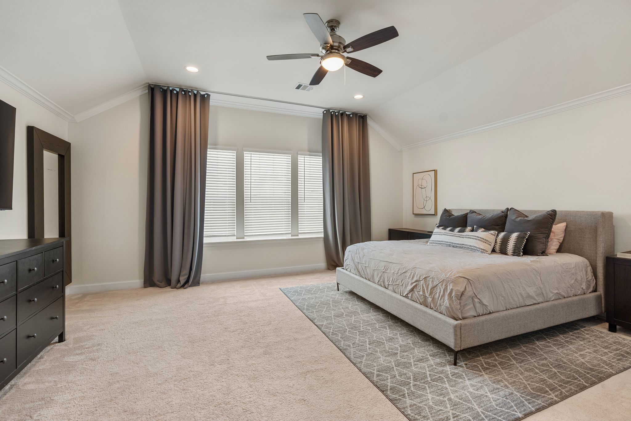 5230 Darling Street Houston, TX 77007 - Photo 20 of 34 The Primary bedroom has a vaulted ceiling- with a fan- and luxurious drapes that convey with the home.