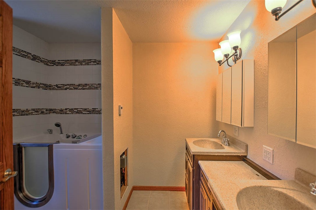 7240 West Ravina Park Road Warrensburg, IL 62573 - Photo 20 of 35