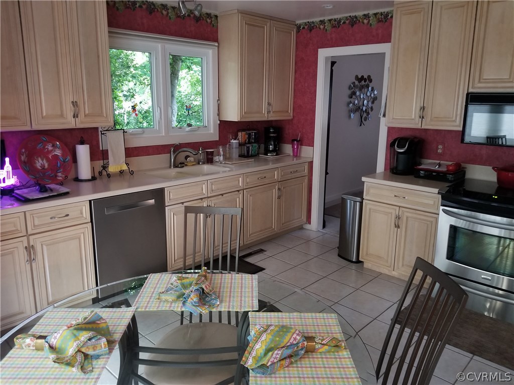 405 Rivers Bend Circle Chester, VA 23836 - Photo 17 of 33 Kitchen