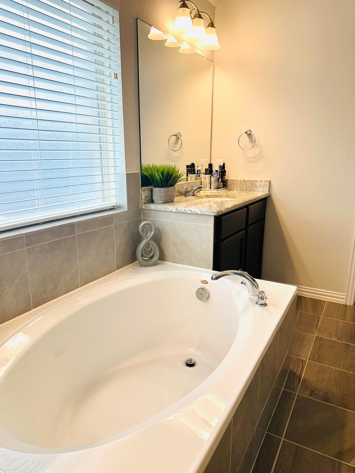 862 Leadtree Loop Buda, TX 78610 - Photo 27 of 40 a bath tub sitting next to a white roof
