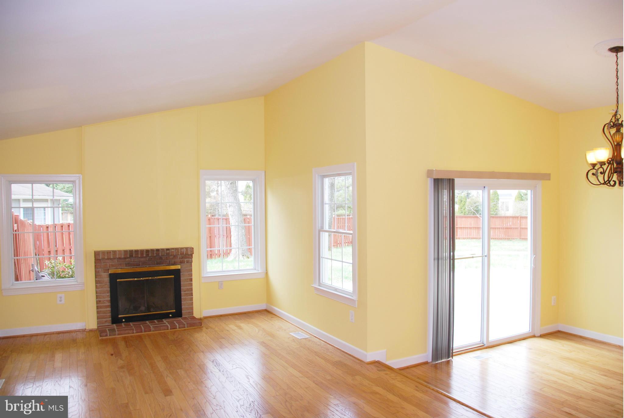 20 Thrush Road Sterling, VA 20164 - Photo 4 of 30 Living Room