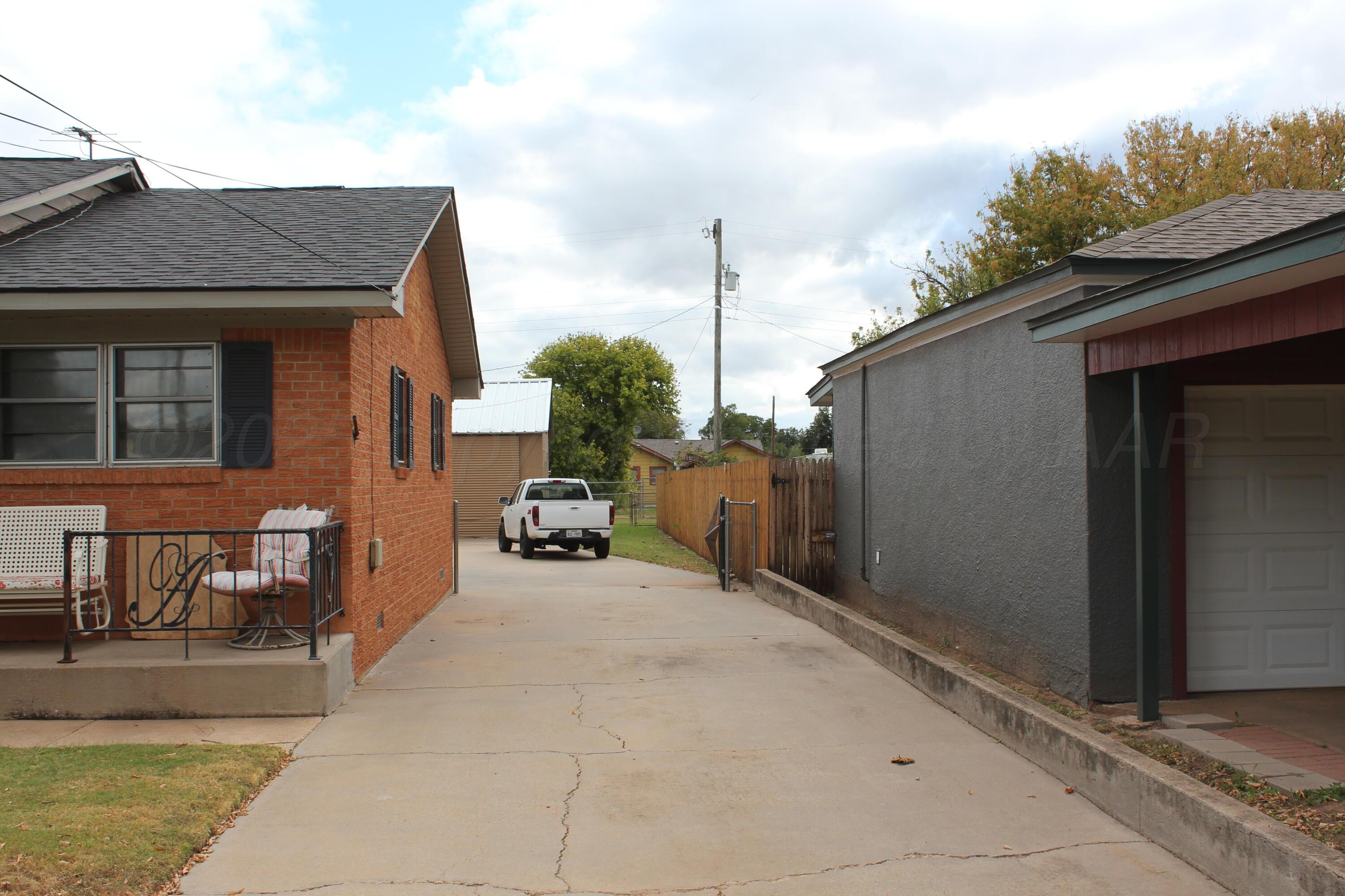 622 North 14th Street Memphis, TX 79245 - Photo 2 of 29 a view of a house with patio