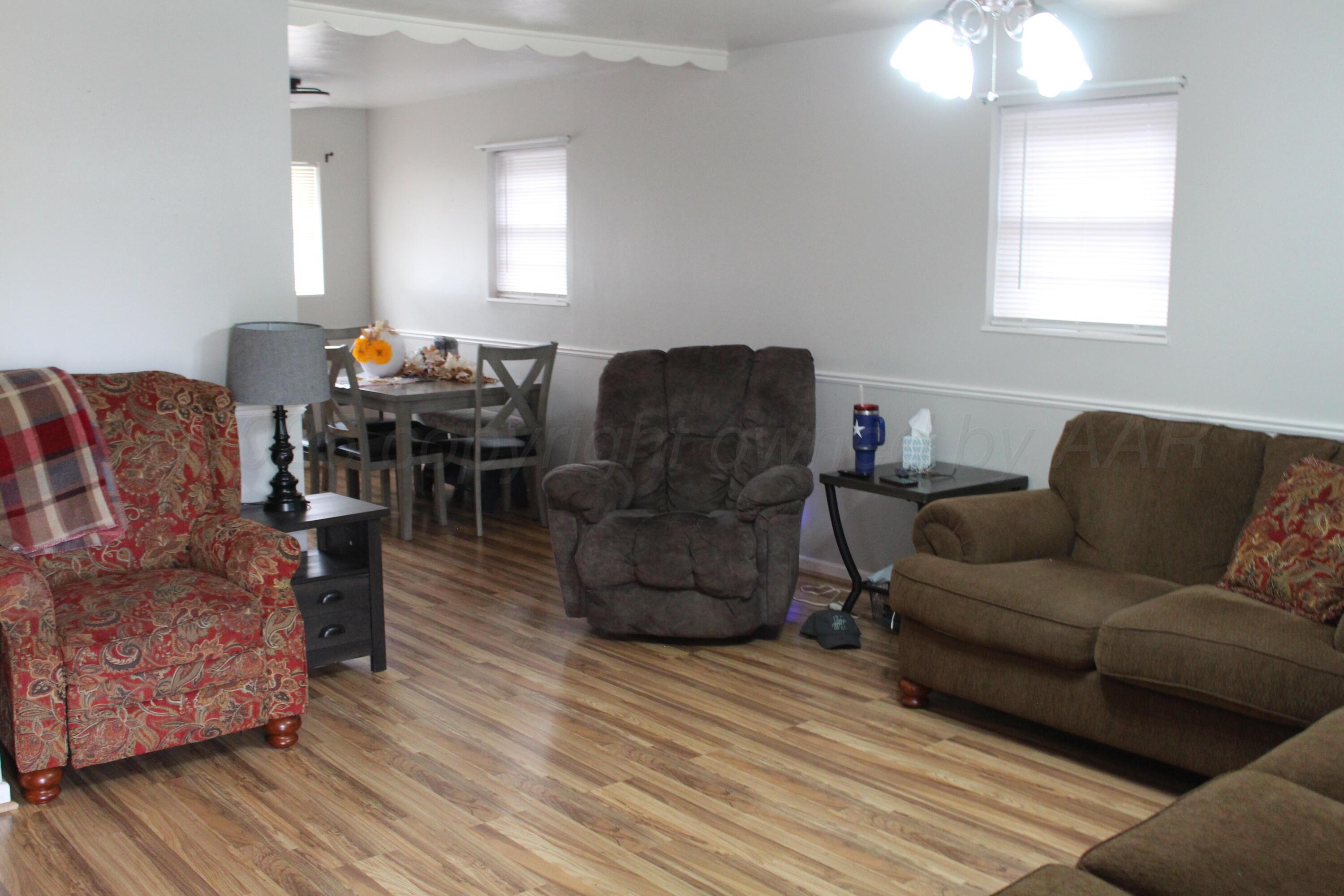 622 North 14th Street Memphis, TX 79245 - Photo 3 of 29 a living room with furniture and a large mirror next to a window