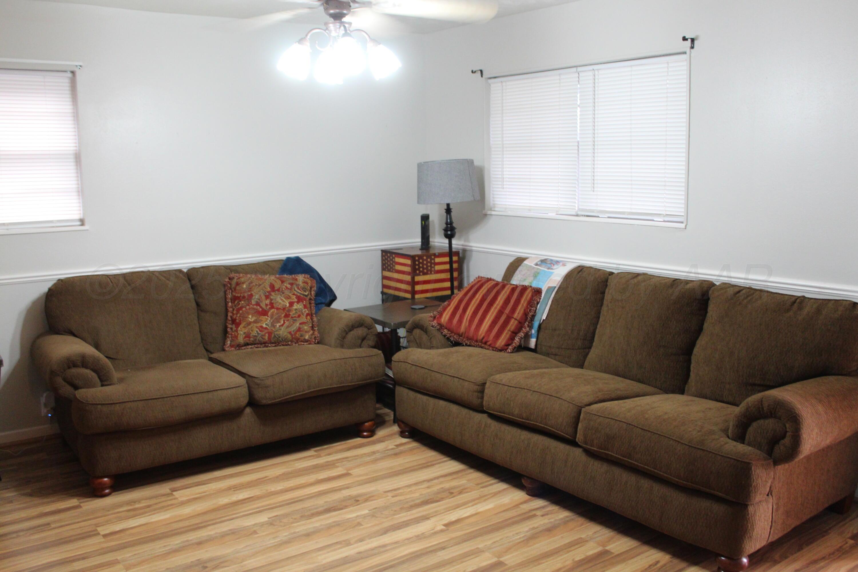 622 North 14th Street Memphis, TX 79245 - Photo 4 of 29 a living room with couches and a coffee table