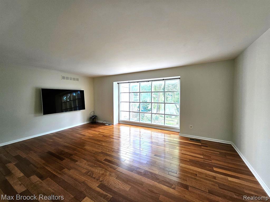 5076 Watergate Road West Bloomfield, MI 48323 - Photo 17 of 41