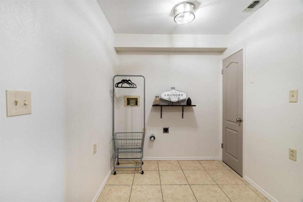 374 County Road Paris, TX 75462 - Photo 22 of 38 a view of room