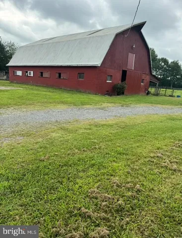 a view of an house with a yard