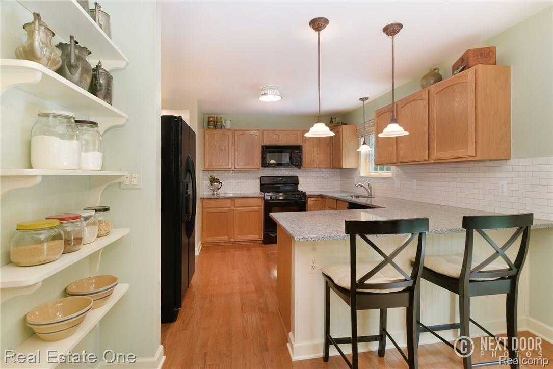 9232 Kestrel Ridge Road Brighton, MI 48116 - Photo 12 of 39 Kitchen bar for additional seating