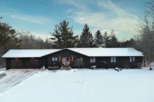 $575,000 | 6811 West Gate Road, Roscoe, IL 61073