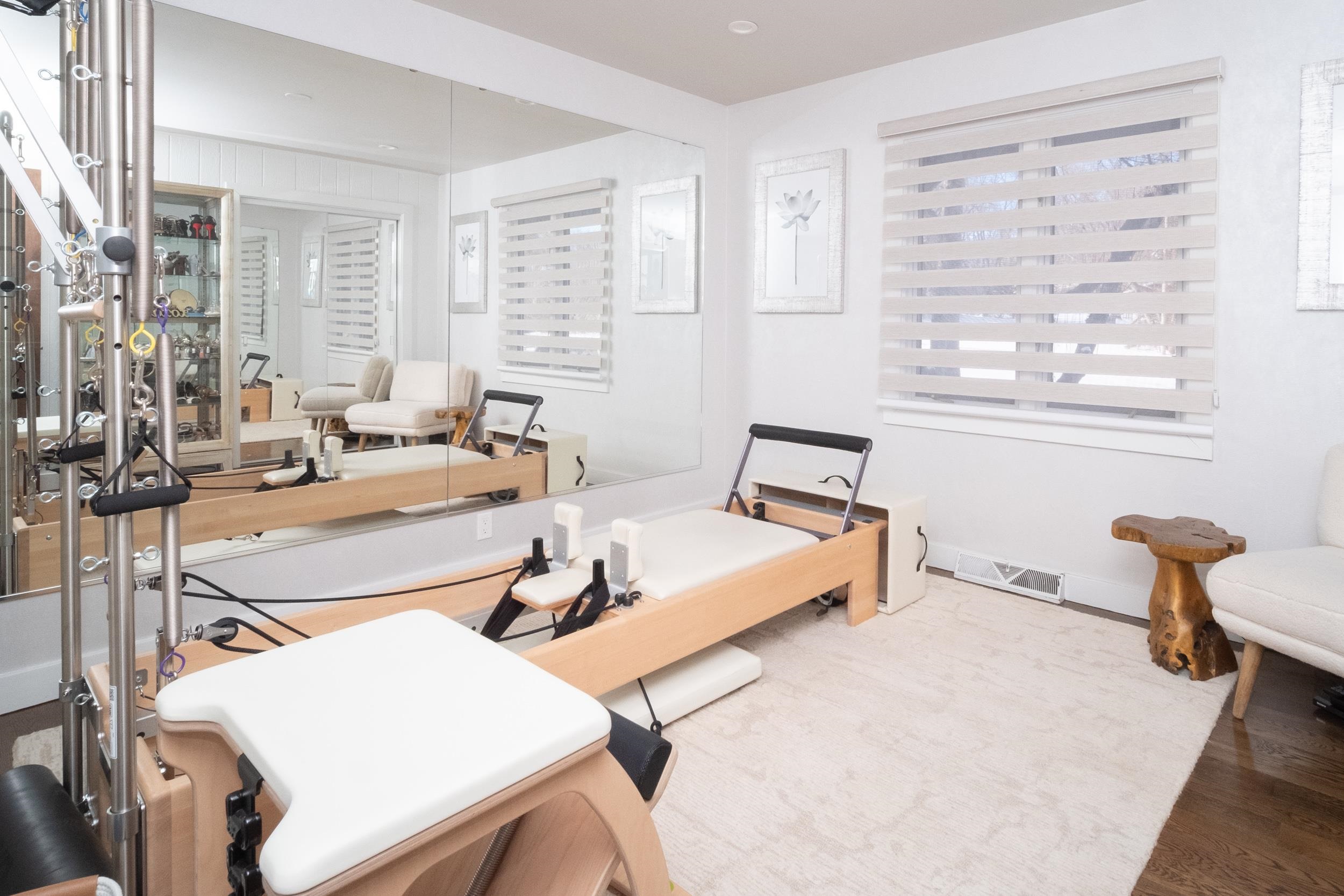 6811 West Gate Road Roscoe, IL 61073 - Photo 33 of 61 a living room with furniture and next to a window
