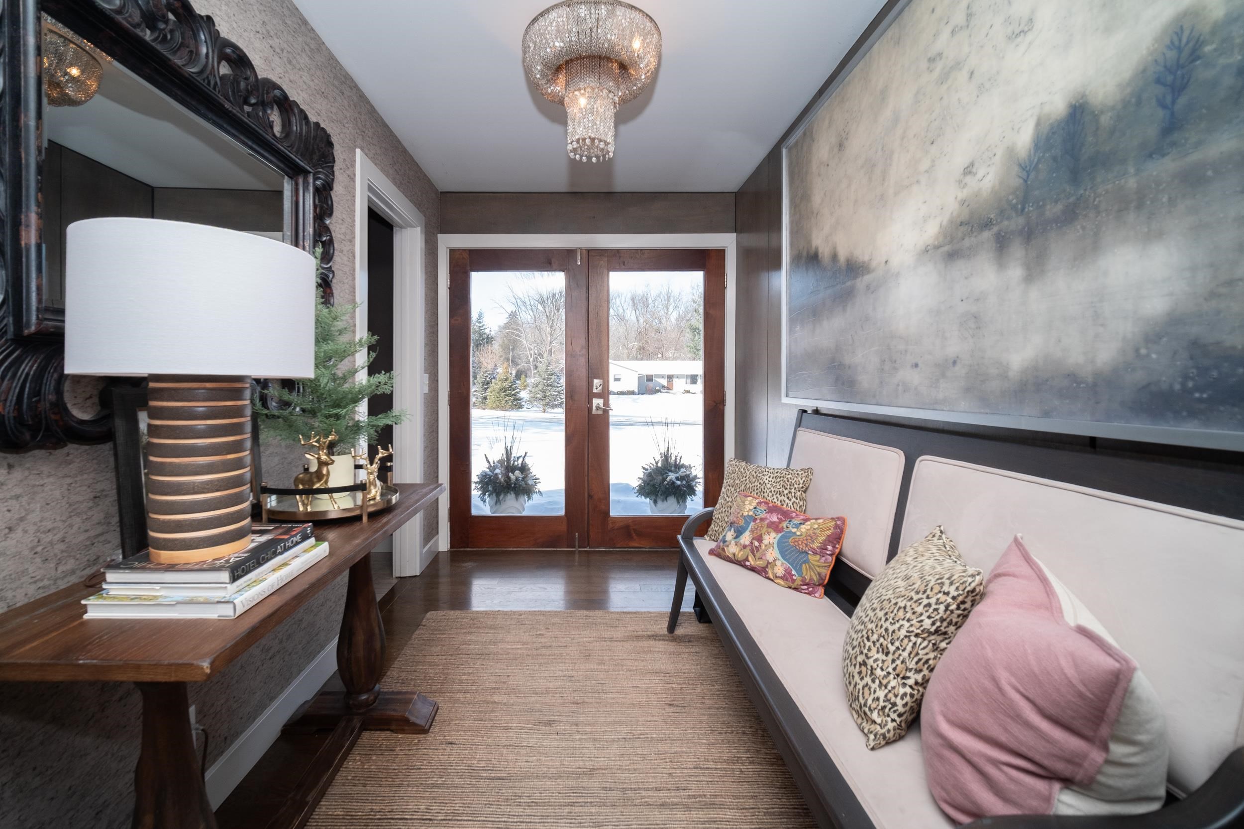6811 West Gate Road Roscoe, IL 61073 - Photo 4 of 61 a living room with furniture and a lamp