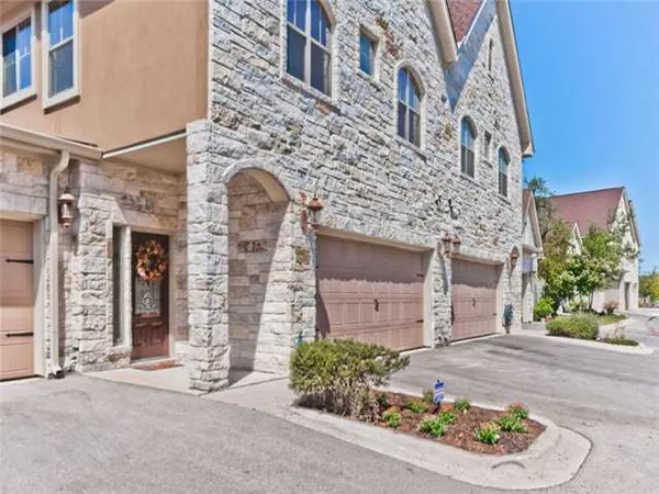 $2,295 | 9122 Balcones Club Drive, Unit 6, Austin, TX 78750