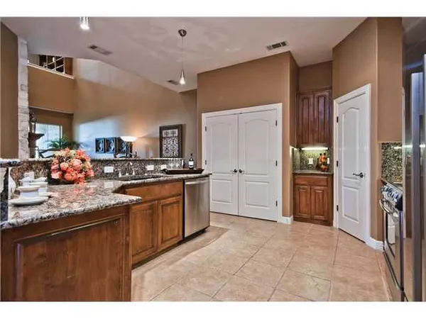 $2,295 | 9122 Balcones Club Drive, Unit 6, Austin, TX 78750