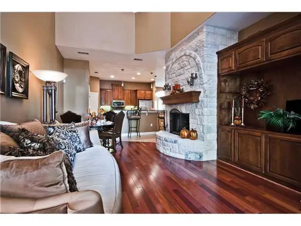 $2,295 | 9122 Balcones Club Drive, Unit 6, Austin, TX 78750