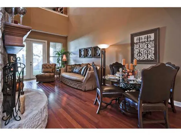 $2,295 | 9122 Balcones Club Drive, Unit 6, Austin, TX 78750