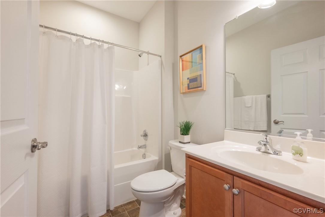 8116 Old Glen Dale Court Mechanicsville, VA 23116 - Photo 7 of 50 Hall bathroom with closet