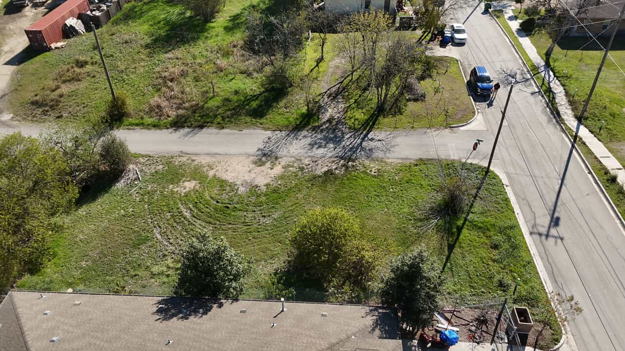 110 North Robinson Street Taylor, TX 76574 - Photo 6 of 6 a view of yard