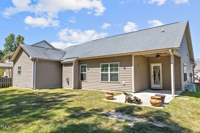 a view of front of a house with a yard