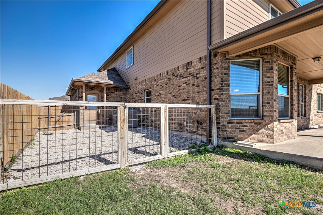 9207 Lake Pointe Drive Temple, TX 76502 - Photo 40 of 42 front view of a house with a yard