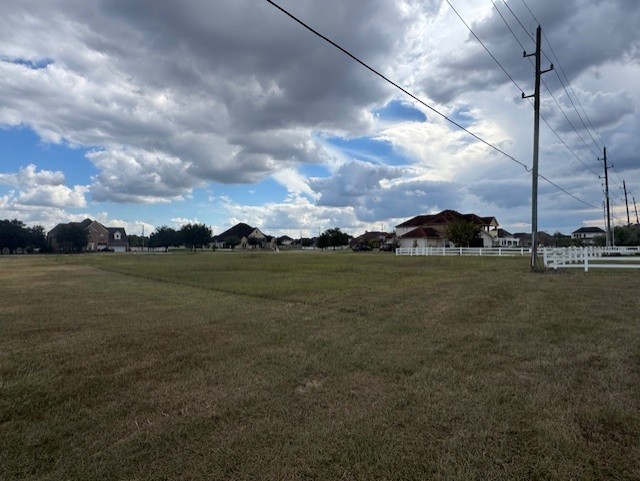 6710 Cartwright Court Rosenberg, TX 77469 - Photo 3 of 4 a view of an ocean from a yard