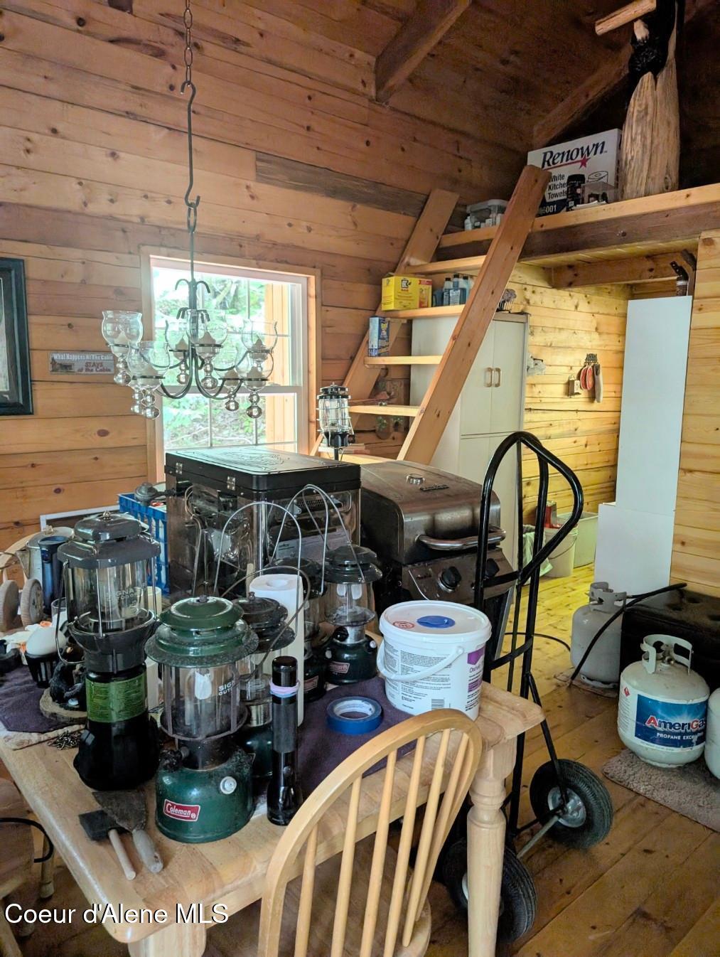 1628 Morris Road Naples, ID 83847 - Photo 16 of 36 Furniture stays