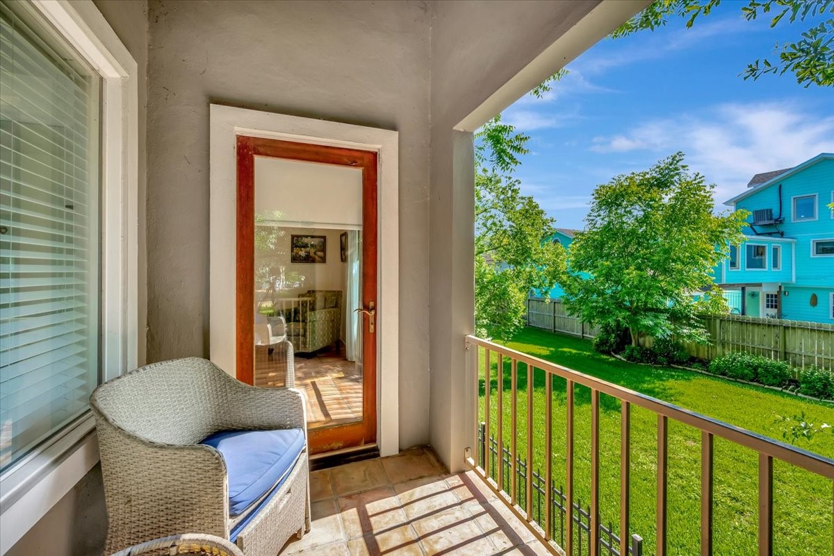 112 Oak Road Clear Lake Shores, TX 77565 - Photo 18 of 41 PRIVATE BALCONY WITH VIEWS OF THE BACKYARD.