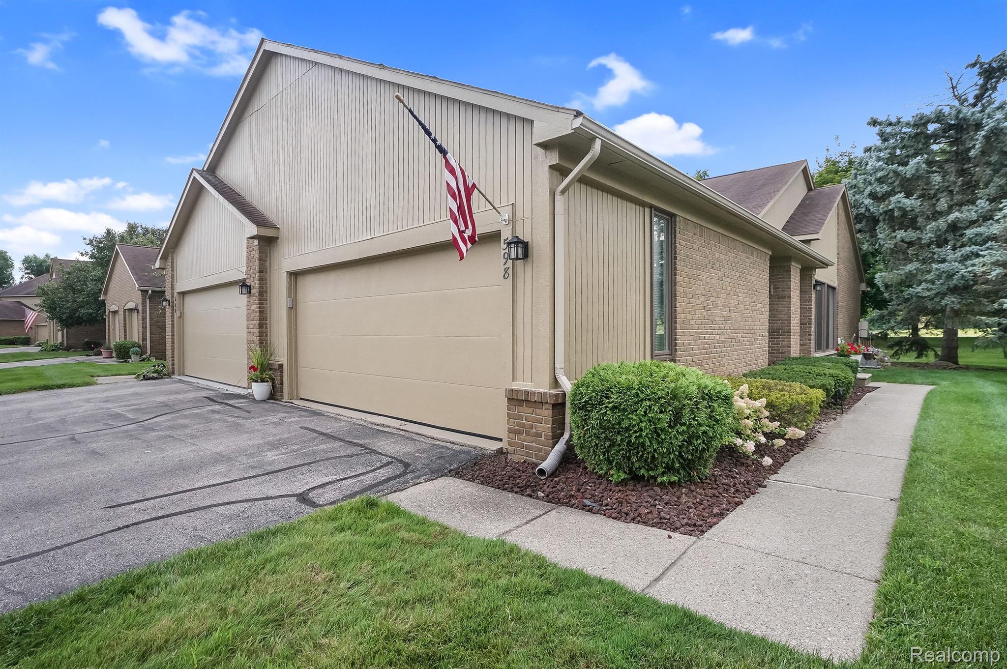 598 Tennyson Rochester, MI 48307 - Photo 3 of 26 Gallery Image 3