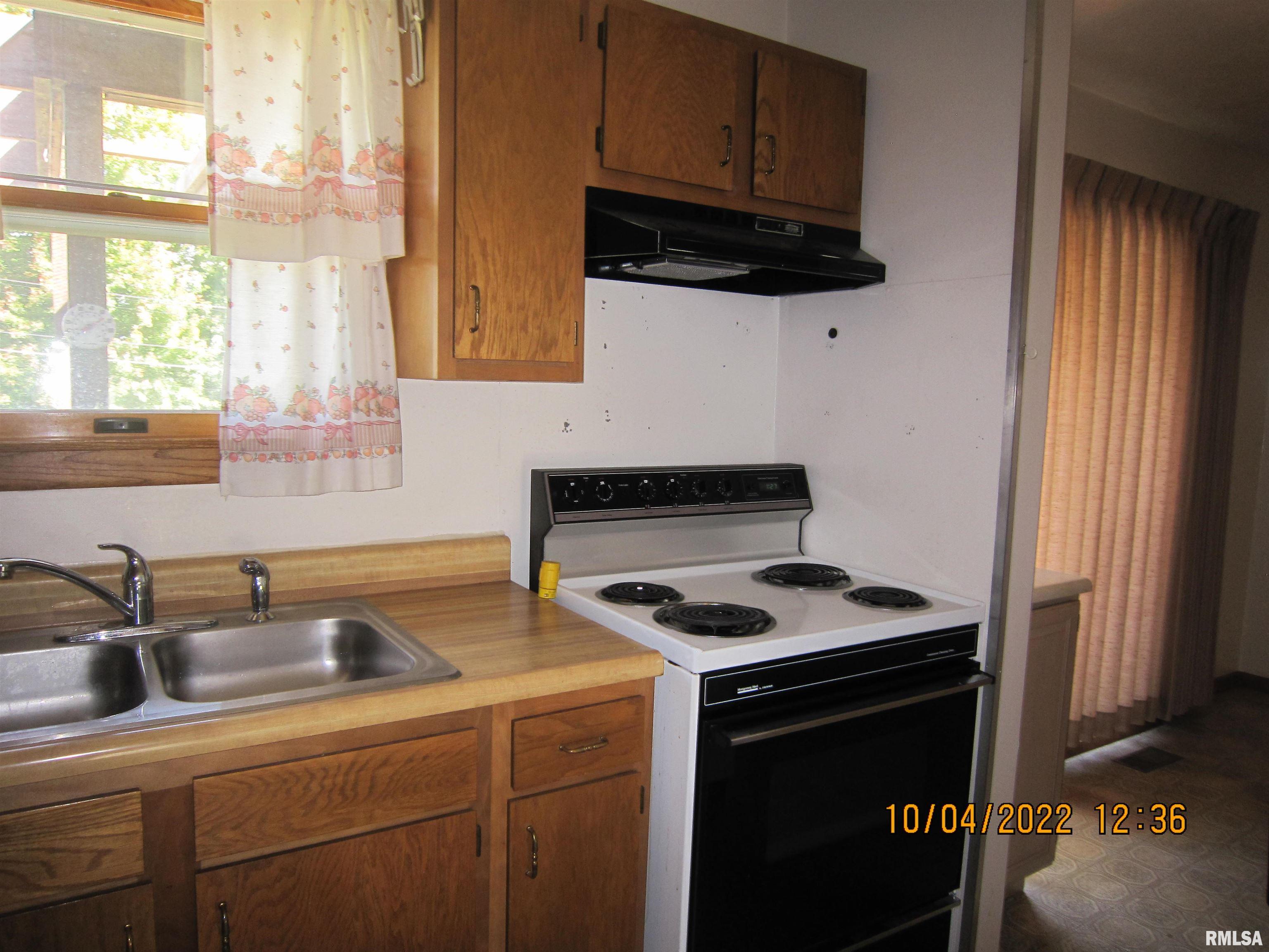 8119 10th Street West Rock Island, IL 61201 - Photo 5 of 47