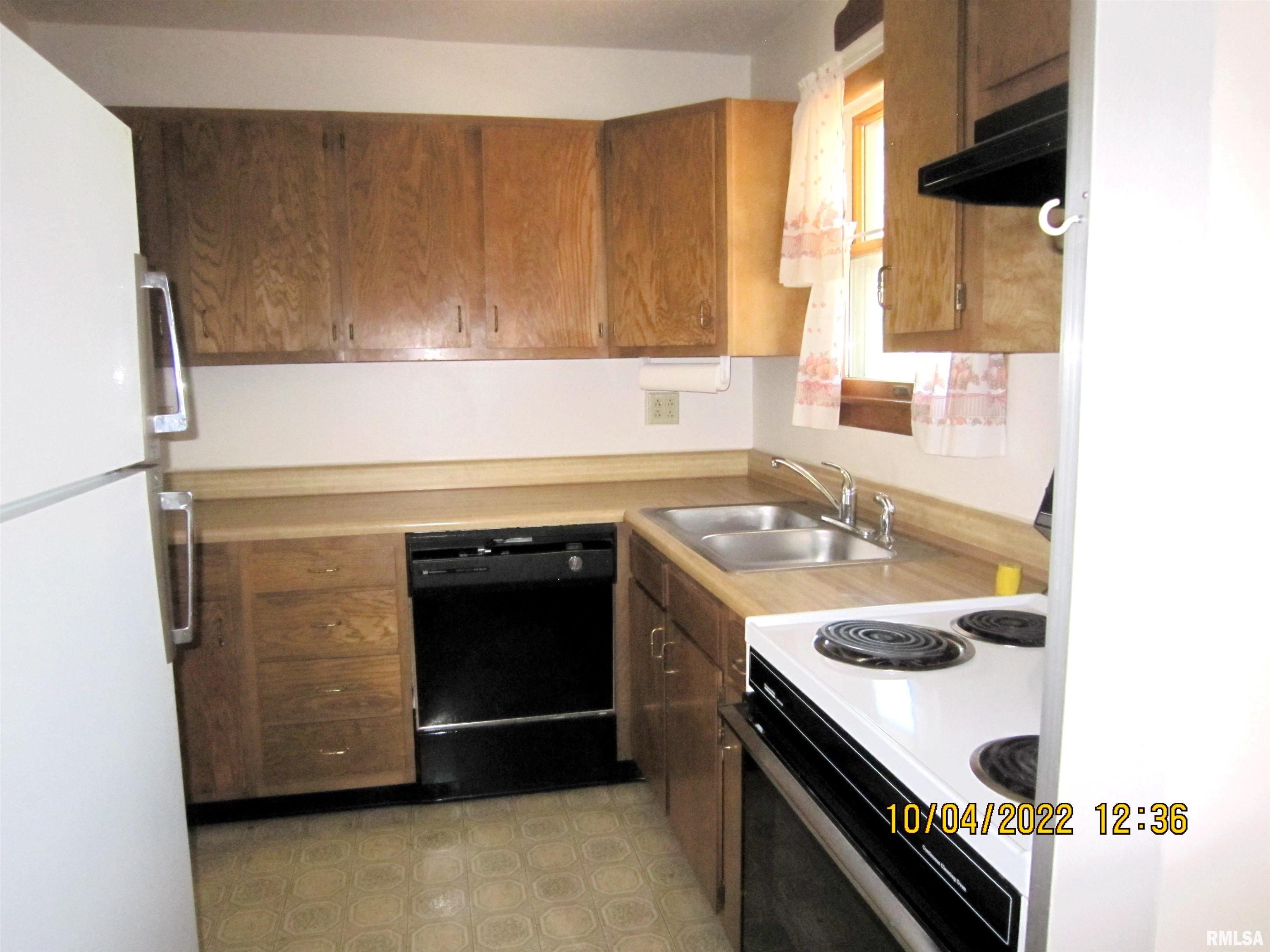8119 10th Street West Rock Island, IL 61201 - Photo 6 of 47