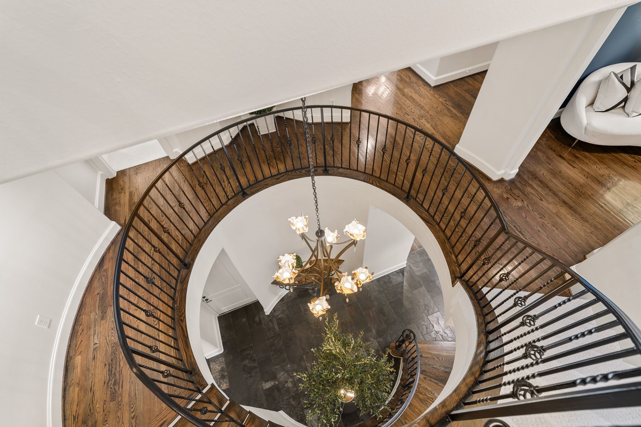 30 Hackberry Lane, Unit A Houston, TX 77027 - Photo 39 of 42 The spiraled staircase continuously flows through all 3-stories.