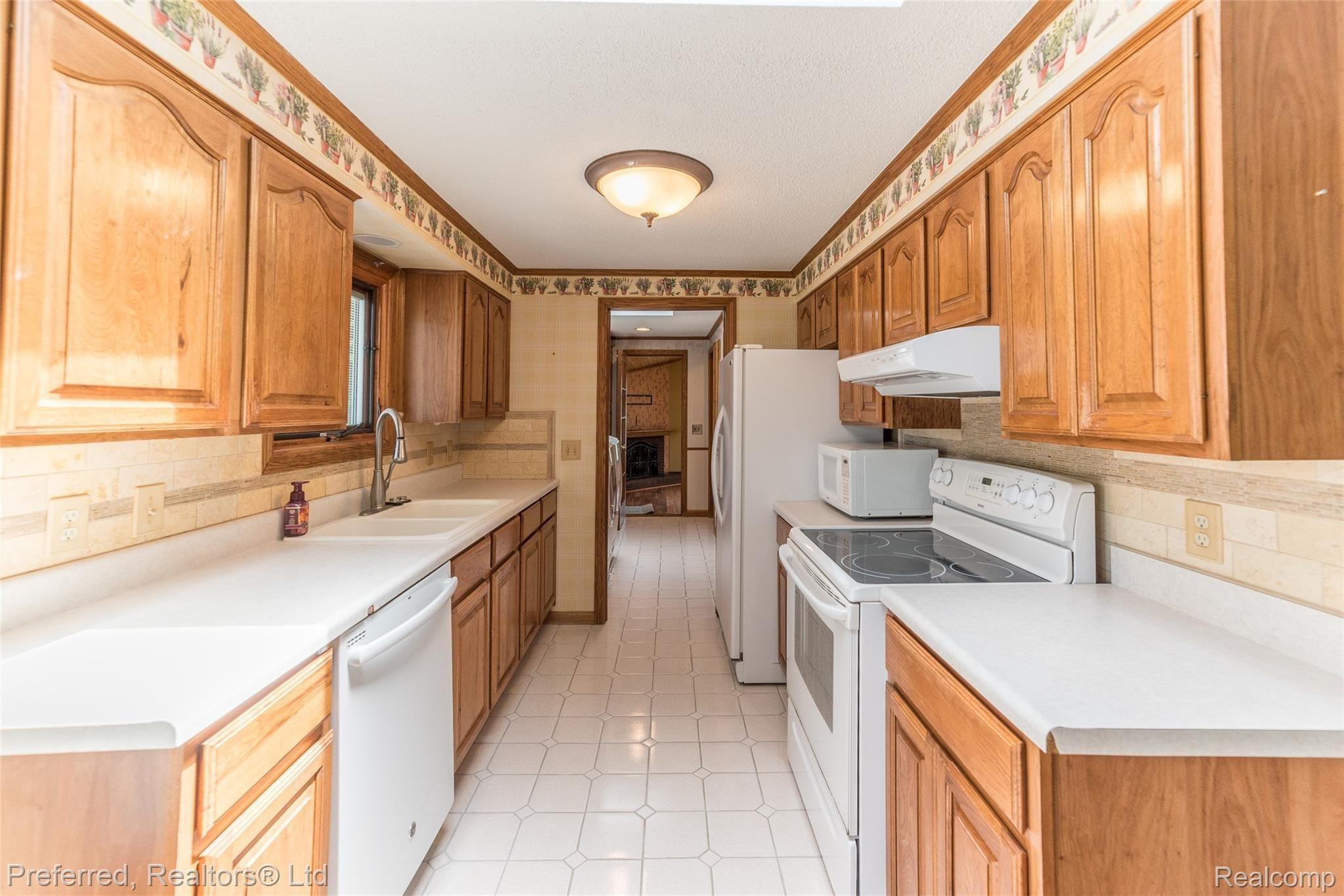 48722 Willis Road Belleville, MI 48111 - Photo 7 of 35 DSC_7031.jpg