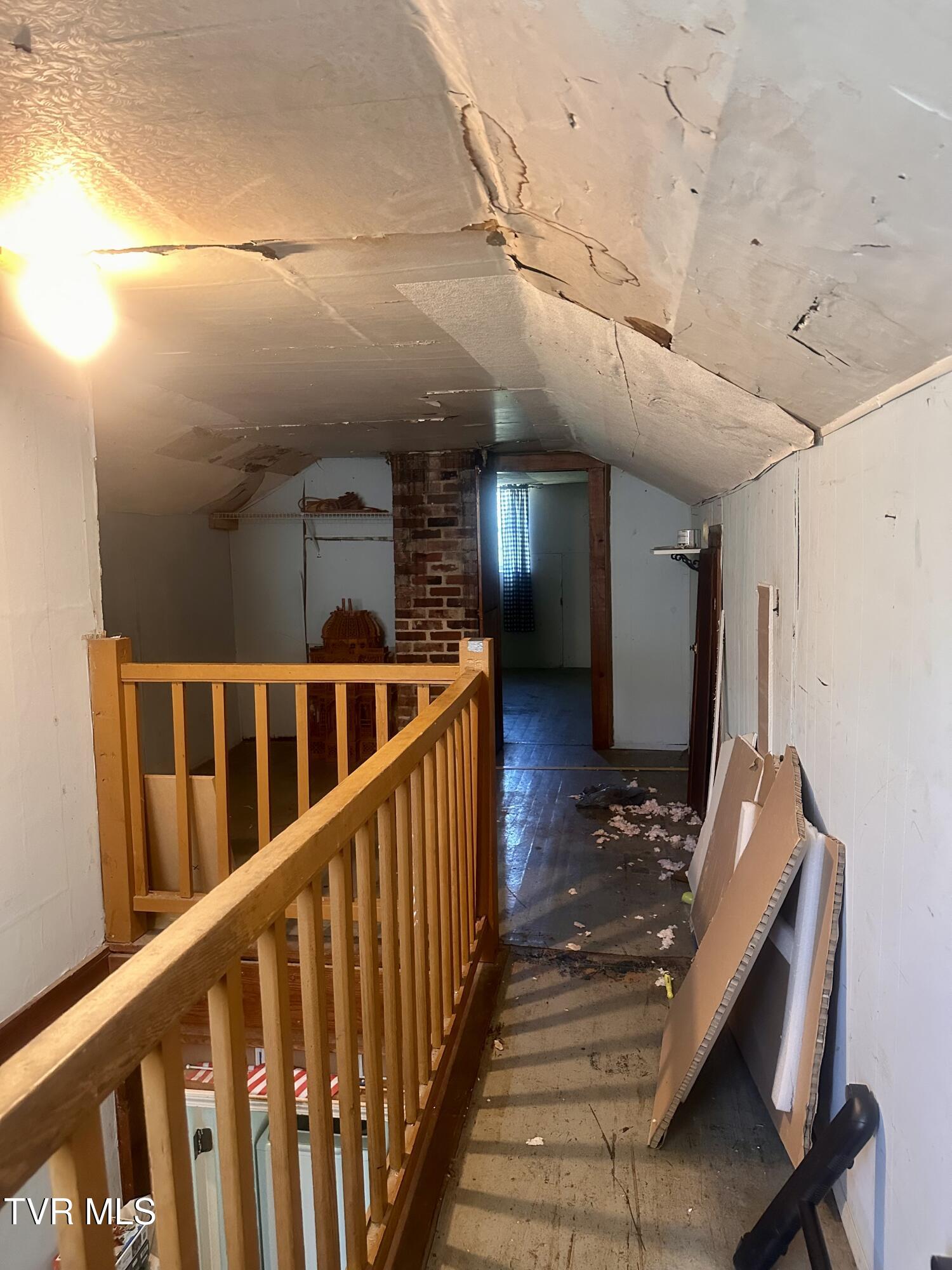 2204 State Line Road Elizabethton, TN 37643 - Photo 35 of 42 Upstairs