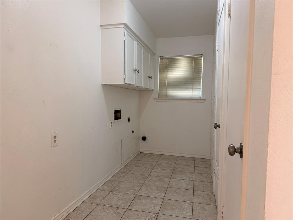 4737 Thunder Road Dallas, TX 75244 - Photo 14 of 17 a view of an empty room with closet