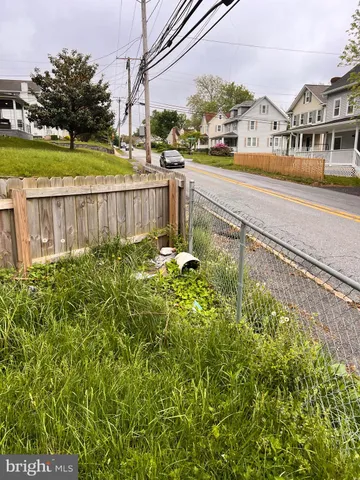 a view of a house with backyard