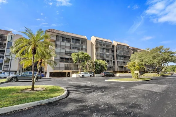 $299,900 | 2806 North 46th Avenue, Unit D637, Hollywood, FL 33021