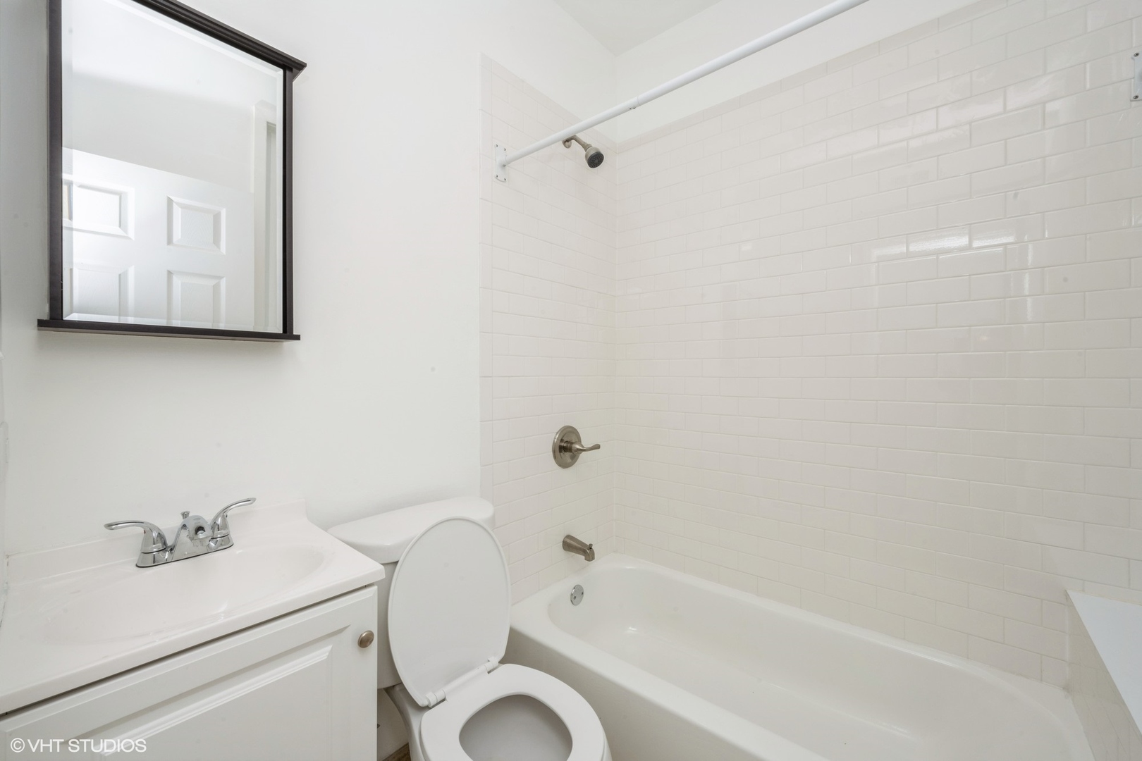 4954 West Augusta Boulevard, Unit 1 Chicago, IL 60651 - Photo 8 of 15 a bathroom with a sink a toilet and bathtub