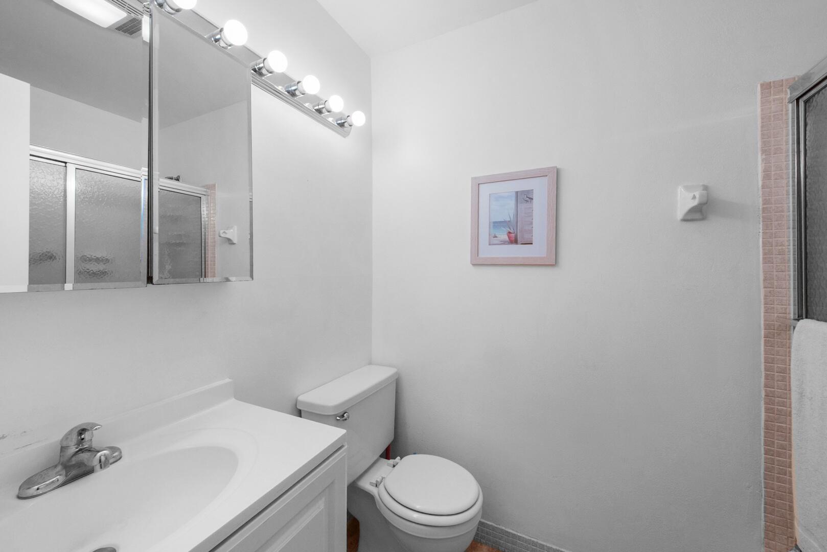 13670 Vía Flora, Unit B Delray Beach, FL 33484 - Photo 13 of 29 Bathroom