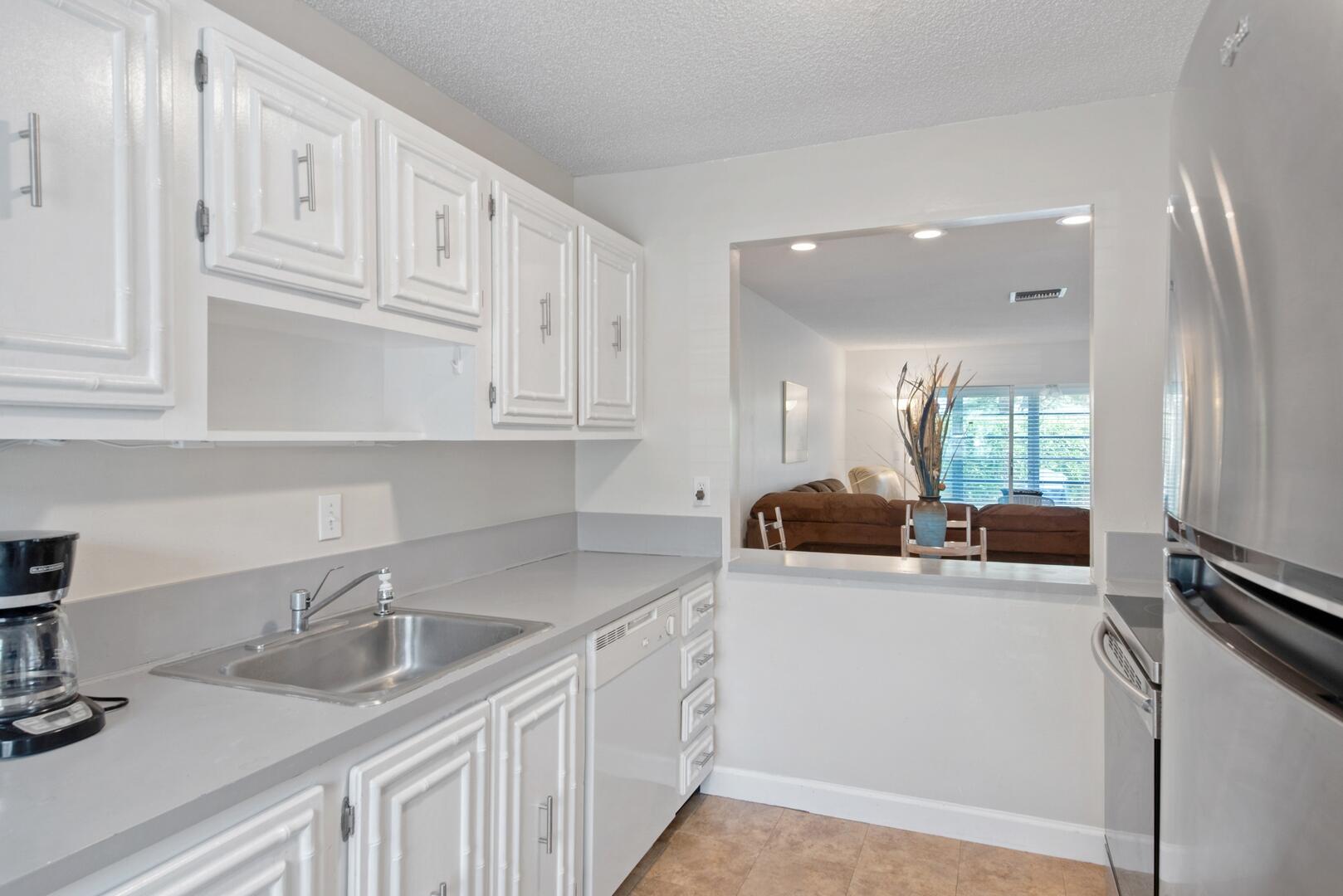 13670 Vía Flora, Unit B Delray Beach, FL 33484 - Photo 6 of 29 Updated Kitchen