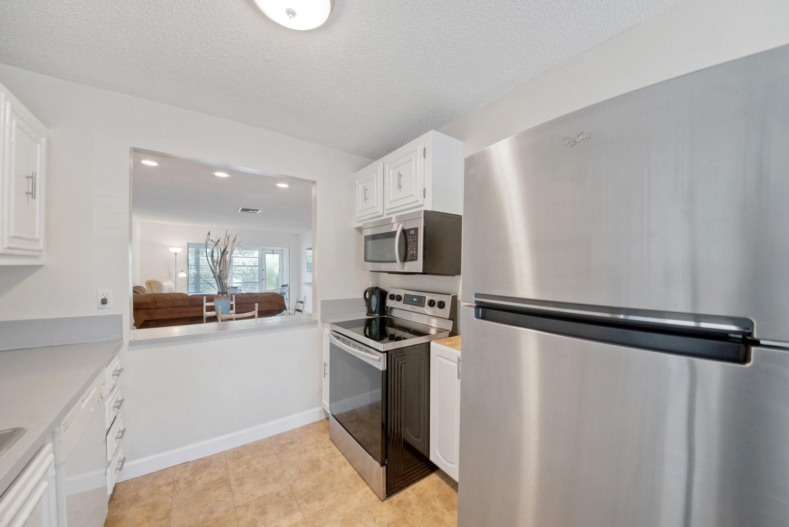 13670 Vía Flora, Unit B Delray Beach, FL 33484 - Photo 7 of 29 Pass Through to Dining Area