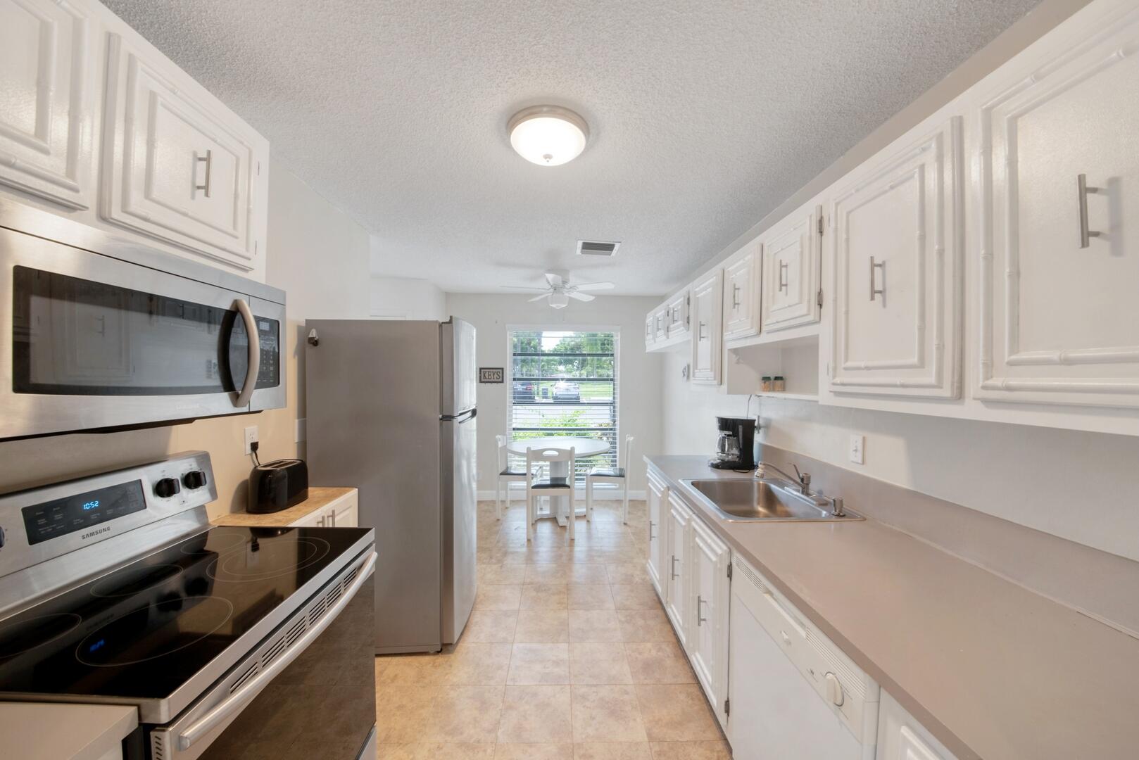 13670 Vía Flora, Unit B Delray Beach, FL 33484 - Photo 9 of 29 Kitchen