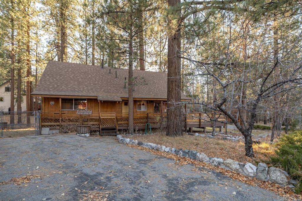42535 Avalon Road Big Bear Lake, CA 92315 - Photo 26 of 26 a backyard of a house with table and chairs