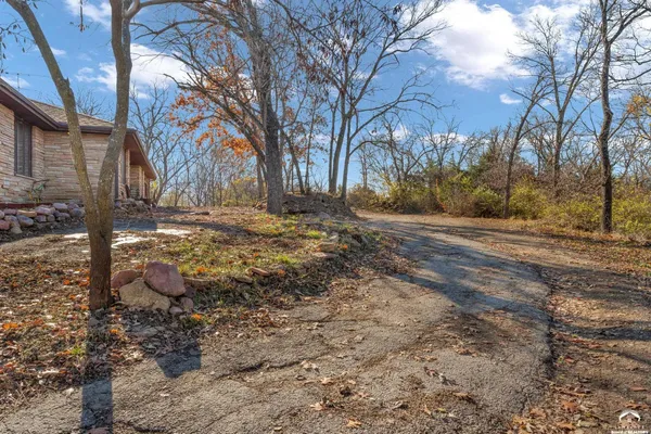 $640,000 | 141-127 Southwest Urish Road, Topeka, KS 66615