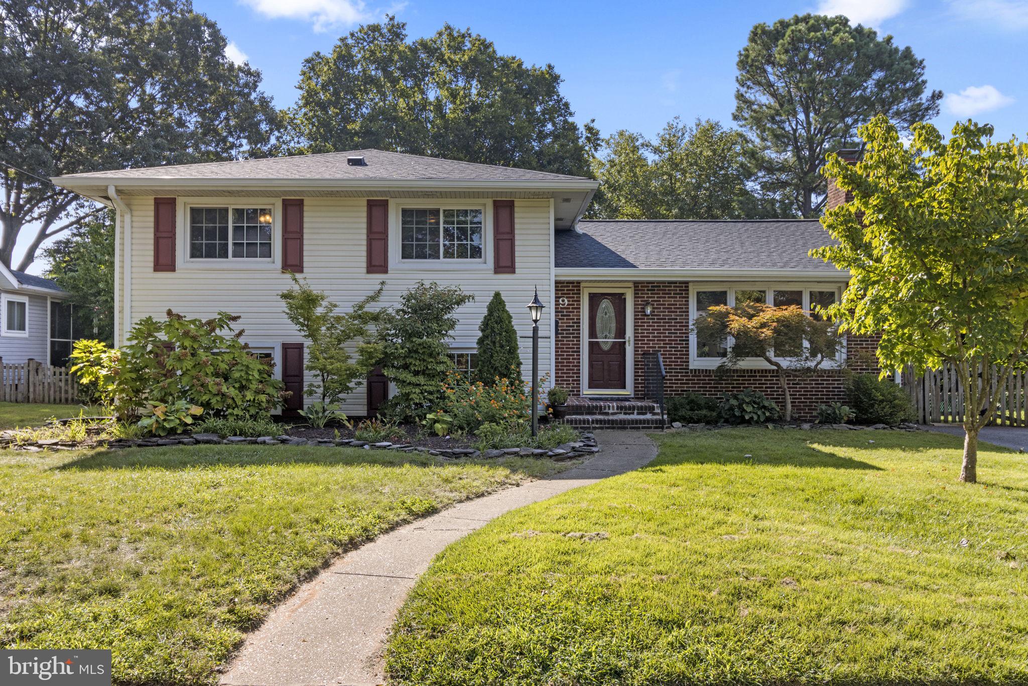 Welcome home to 9 Wainwright Dr!