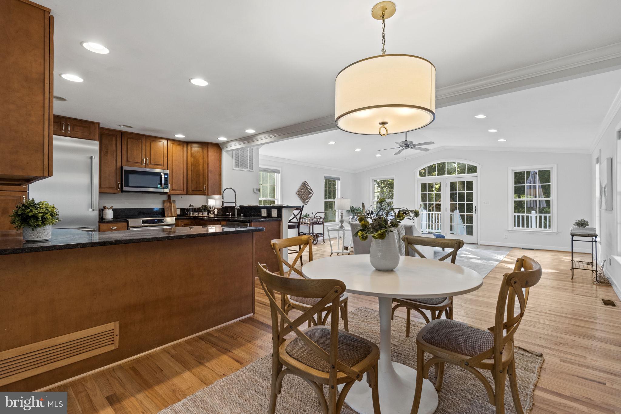 9 Wainwright Drive Annapolis, MD 21401 - Photo 11 of 41 Spacious dining area adjoins kitchen and family rm