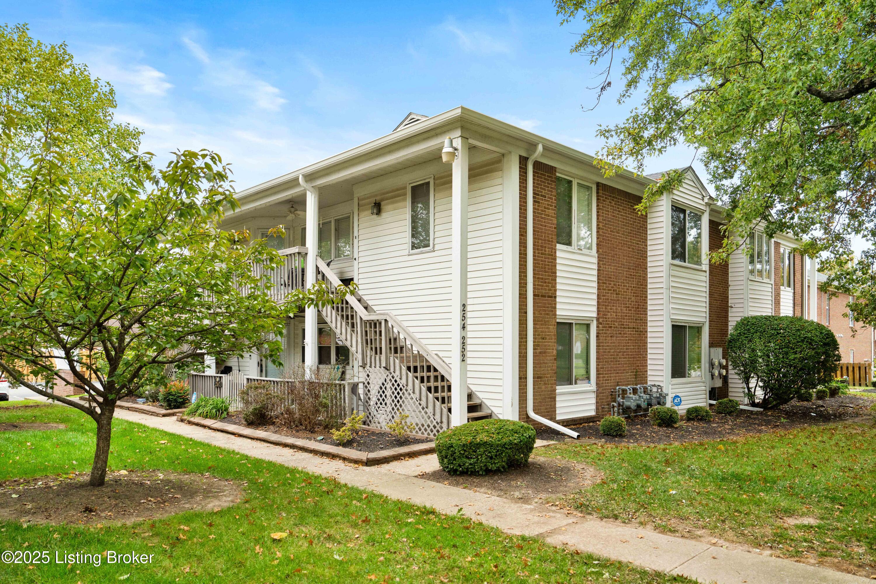 252 Moser Road Louisville, KY 40223 - Photo 3 of 31 DSC05578
