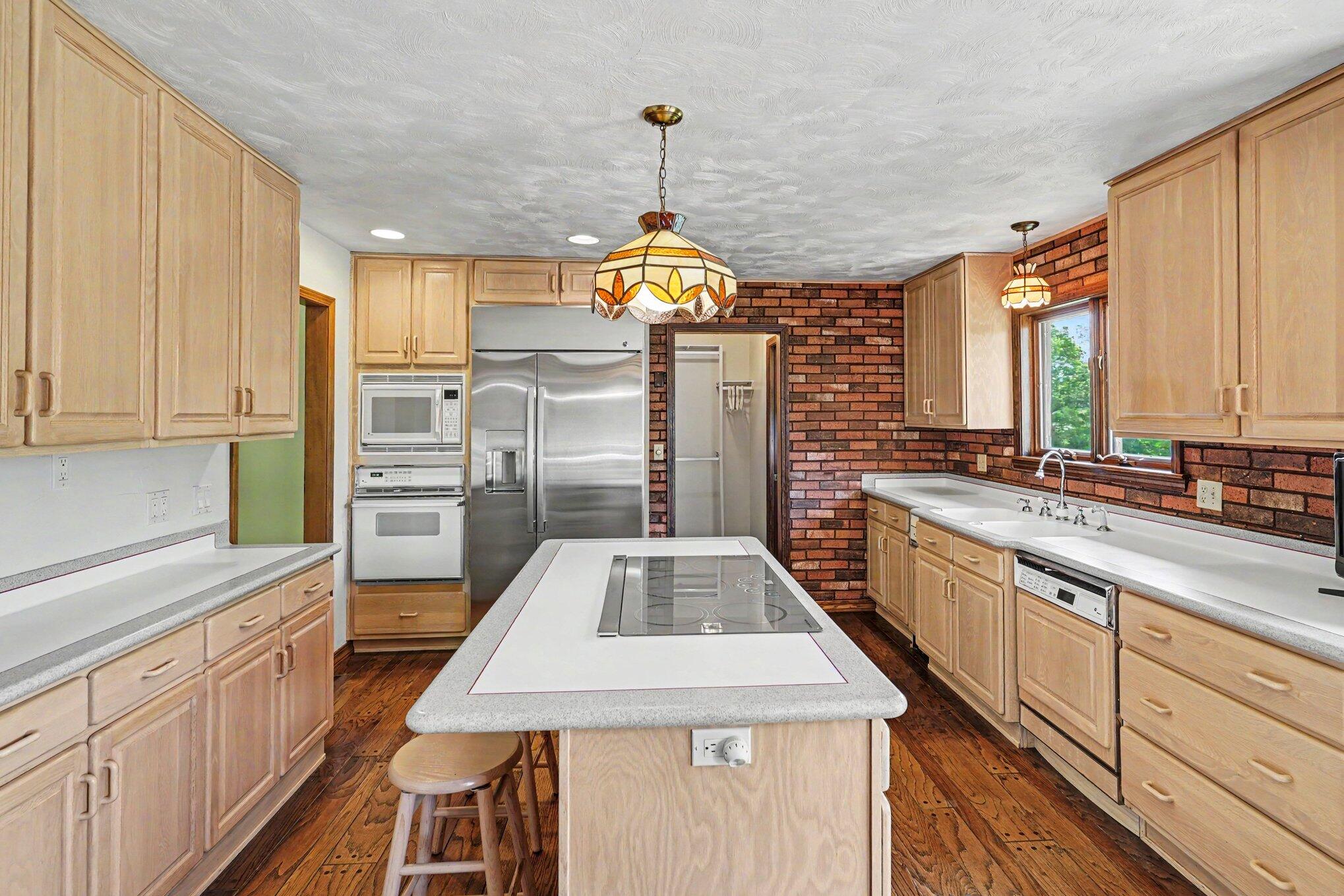 13650 Spencer Road Milford, MI 48380 - Photo 8 of 38 008_file_1103