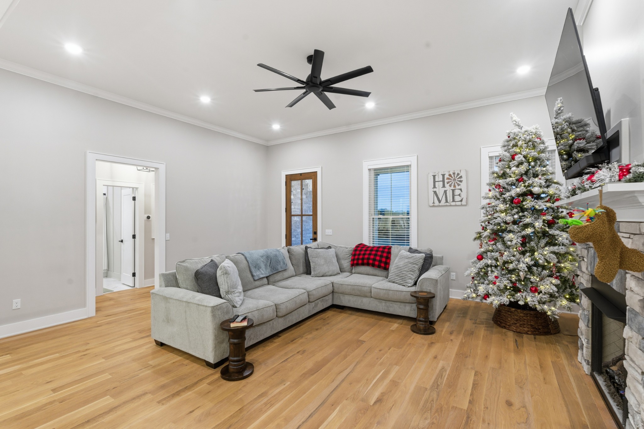 3055 Loren Lane Centerville, TN 37033 - Photo 5 of 40 a living room with furniture and a potted plant